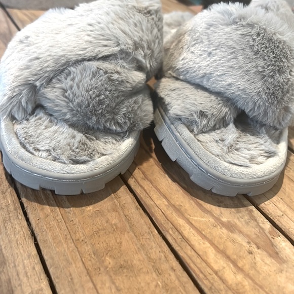 SOLE MATES Womens Fuzzy Criss Cross Slippers - Picture 4 of 6